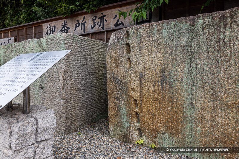 室津の残念石に見られる矢穴列