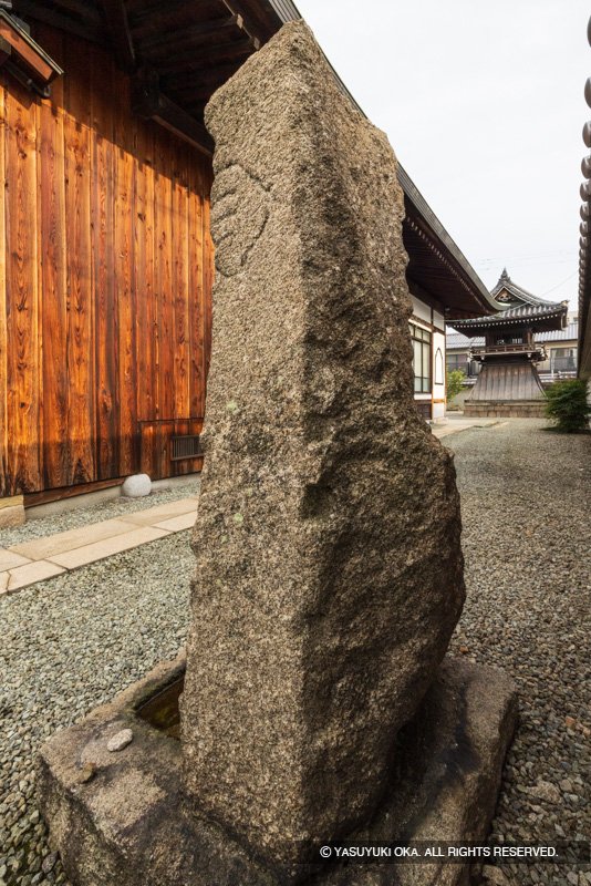 尼崎の寺町ある残念石を利用した供養碑