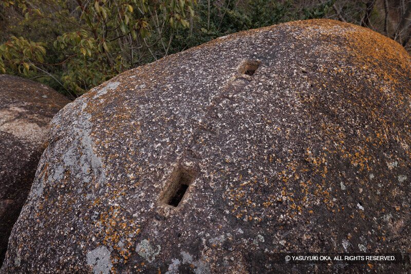 甲山森林公園の展望台頂上の巨石に見られる矢穴