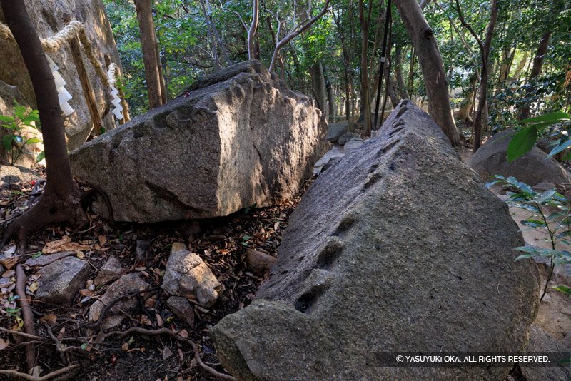 越木岩神社の境内にある矢穴列痕がある石