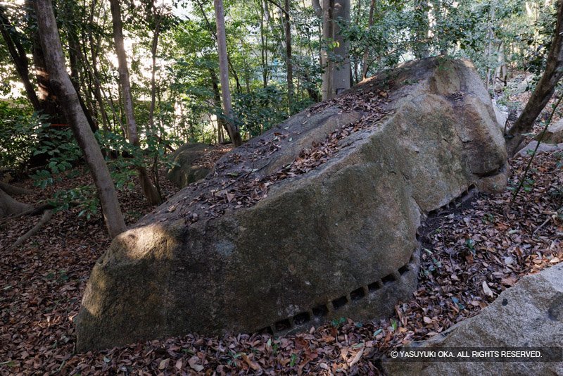 越木岩神社の境内にある矢穴石