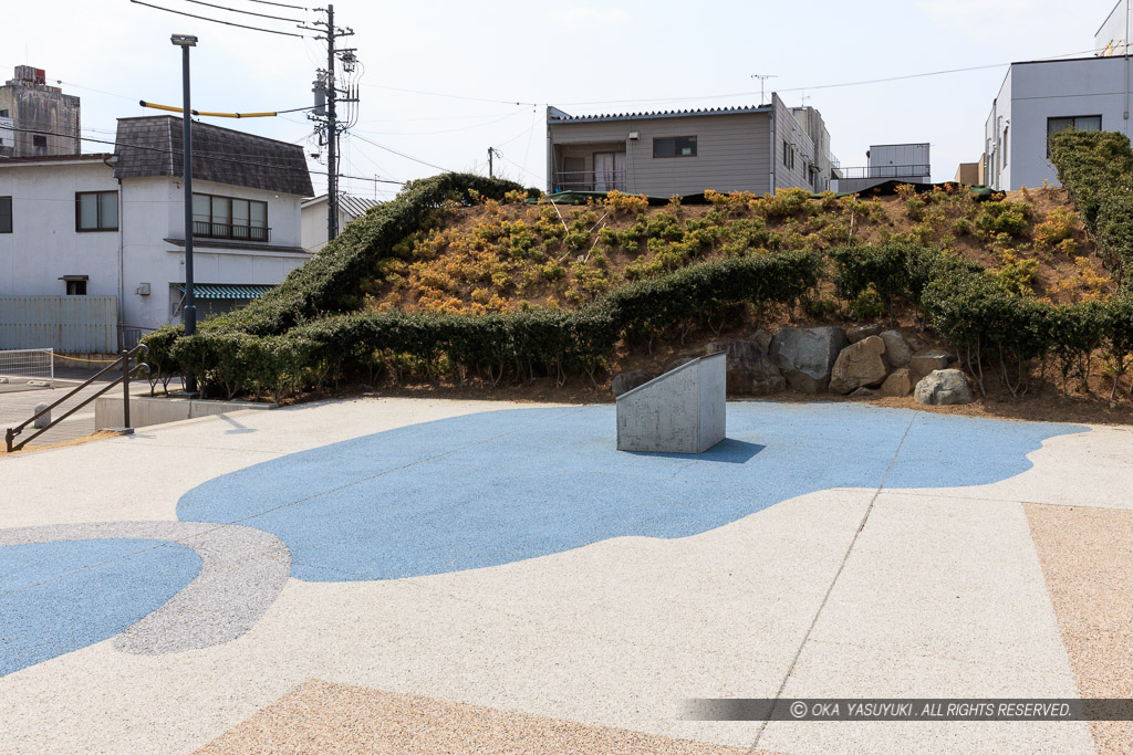 武家屋敷の庭園遺構・西層堀土塁公園